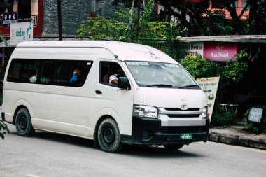 Pokhara Nepal 12 Ekim 2018 yeni sokakta pokhara öğleden sonra bir geleneksel Nepal yerel mikro otobüs sürüş görünümü