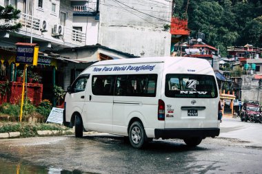Pokhara Nepal 12 Ekim 2018 yeni sokakta pokhara öğleden sonra bir geleneksel Nepal yerel mikro otobüs sürüş görünümü