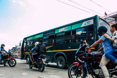 Pokhara Nepal 12 Ekim 2018 yeni sokakta pokhara öğleden sonra sürüş bir geleneksel Nepalce turist otobüsü görünümünü