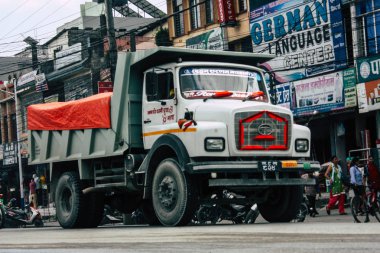 Pokhara Nepal 12 Ekim 2018 geleneksel bir Nepal yerel kamyonun New sokakta pokhara öğleden sonra sürüş görünümü