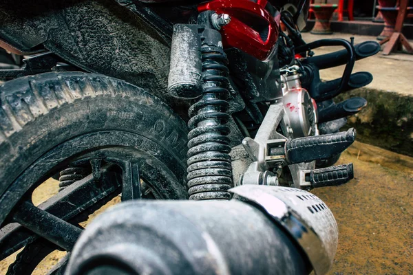 Nepal Pokhara 12 Ekim 2018 bir motosiklet görünümünü Pokhara ana cadde sabah Park