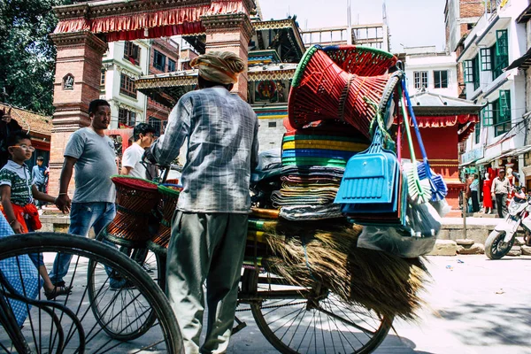 Kathmandu Nepal Outubro 2018 Vista Pessoas Nepalesas Desconhecidas Dirigindo Uma — Fotografia de Stock