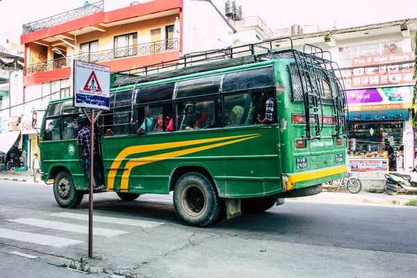 Pokhara Nepal Octubre 2018 Vista Autobús Local Tradicional Nepalí Conduciendo —  Fotos de Stock