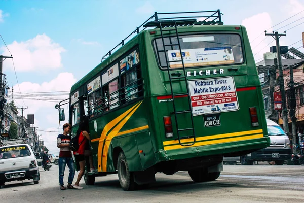 포카라 2018 오후에 포카라에서 새로운 거리에서 전통적인 버스의 — 스톡 사진