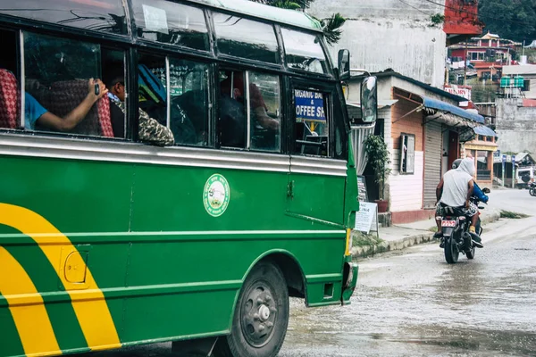 Pokhara Nepal 12 Ekim 2018 geleneksel Nepal yerel otobüs New sokakta pokhara öğleden sonra sürüş görünümü