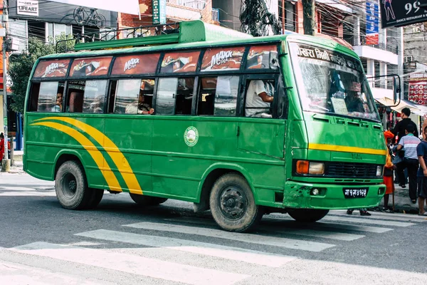 포카라 2018 오후에 포카라에서 새로운 거리에서 전통적인 버스의 — 스톡 사진