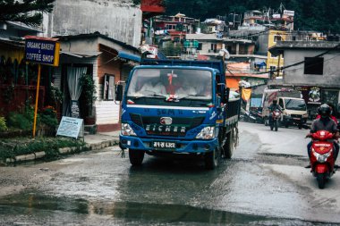 Pokhara Nepal 12 Ekim 2018 geleneksel bir Nepal yerel kamyonun New sokakta pokhara öğleden sonra sürüş görünümü