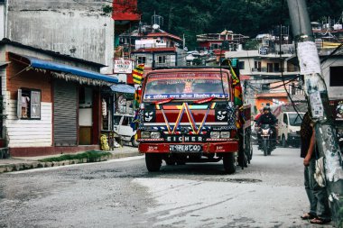 Pokhara Nepal 12 Ekim 2018 geleneksel bir Nepal yerel kamyonun New sokakta pokhara öğleden sonra sürüş görünümü
