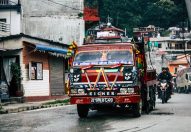 Pokhara Nepal 12 Ekim 2018 geleneksel bir Nepal yerel kamyonun New sokakta pokhara öğleden sonra sürüş görünümü