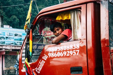 Pokhara Nepal 12 Ekim 2018 geleneksel bir Nepal yerel kamyonun New sokakta pokhara öğleden sonra sürüş görünümü