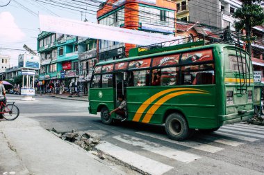 Pokhara Nepal 12 Ekim 2018 geleneksel Nepal yerel otobüs New sokakta pokhara öğleden sonra sürüş görünümü