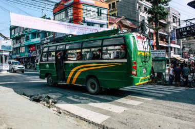 Pokhara Nepal 12 Ekim 2018 geleneksel Nepal yerel otobüs New sokakta pokhara öğleden sonra sürüş görünümü