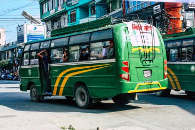 Pokhara Nepal 12 Ekim 2018 geleneksel Nepal yerel otobüs New sokakta pokhara öğleden sonra sürüş görünümü