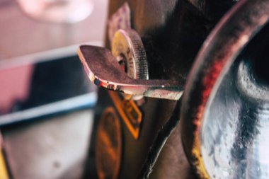 Pokhara Nepal 12 Ekim 2018 eski bir pedal dikiş makinesi bir Nepal, Closeup terzi Pokhara sokaklarında öğleden sonra çalışma