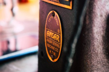 Pokhara Nepal 12 Ekim 2018 eski bir pedal dikiş makinesi bir Nepal, Closeup terzi Pokhara sokaklarında öğleden sonra çalışma