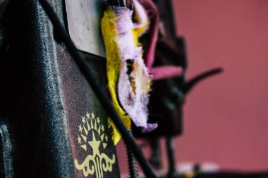 Pokhara Nepal 12 Ekim 2018 eski bir pedal dikiş makinesi bir Nepal, Closeup terzi Pokhara sokaklarında öğleden sonra çalışma