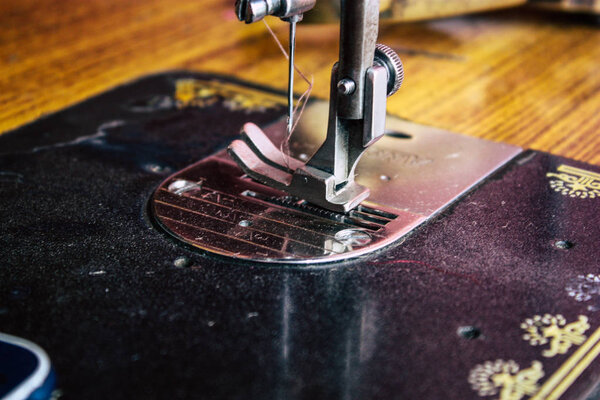 12 октября 2018 года Крупный план старой педальной швейной машинки непальского портного, работающего на улицах Похары во второй половине дня
