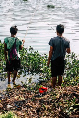 12 Ekim 2018 Pokhara Nepal Pokhara yakınındaki Phewa gölde sabah balık tutma bilinmeyenli insanlar portresi