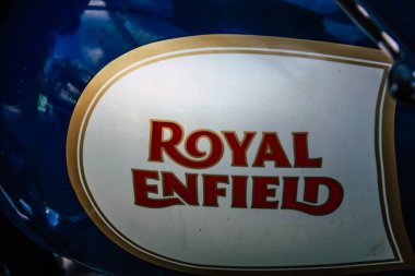 Pokhara Nepal 15 Ekim 2018 Royal Enfield motosiklet park Pokhara ana cadde öğleden sonra mavi görünümünü