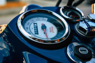 Pokhara Nepal 15 Ekim 2018 Royal Enfield motosiklet park Pokhara ana cadde öğleden sonra mavi görünümünü