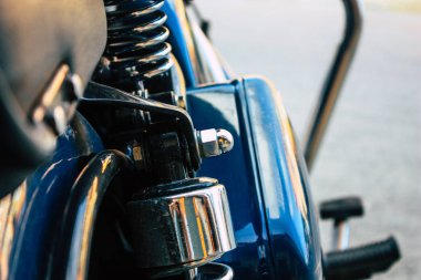 Pokhara Nepal 15 Ekim 2018 Royal Enfield motosiklet park Pokhara ana cadde öğleden sonra mavi görünümünü