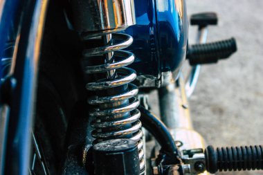 Pokhara Nepal 15 Ekim 2018 Royal Enfield motosiklet park Pokhara ana cadde öğleden sonra mavi görünümünü