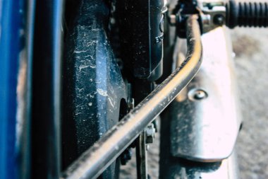 Pokhara Nepal 15 Ekim 2018 Royal Enfield motosiklet park Pokhara ana cadde öğleden sonra mavi görünümünü