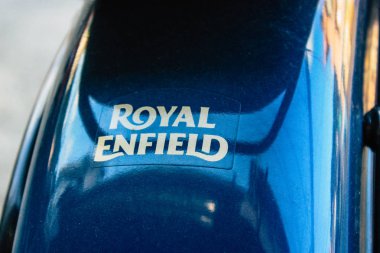 Pokhara Nepal 15 Ekim 2018 Royal Enfield motosiklet park Pokhara ana cadde öğleden sonra mavi görünümünü