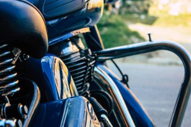 Pokhara Nepal 15 Ekim 2018 Royal Enfield motosiklet park Pokhara ana cadde öğleden sonra mavi görünümünü