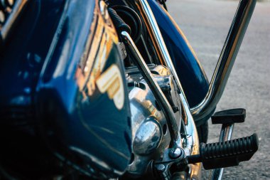 Pokhara Nepal 15 Ekim 2018 Royal Enfield motosiklet park Pokhara ana cadde öğleden sonra mavi görünümünü