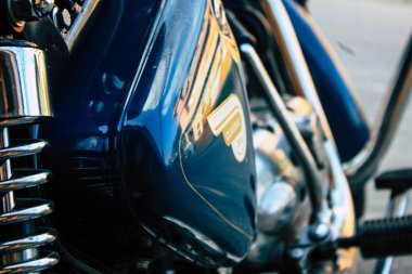 Pokhara Nepal 15 Ekim 2018 Royal Enfield motosiklet park Pokhara ana cadde öğleden sonra mavi görünümünü