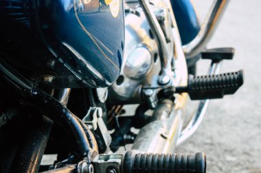 Pokhara Nepal 15 Ekim 2018 Royal Enfield motosiklet park Pokhara ana cadde öğleden sonra mavi görünümünü