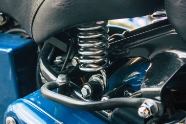 Pokhara Nepal 15 Ekim 2018 Royal Enfield motosiklet park Pokhara ana cadde öğleden sonra mavi görünümünü