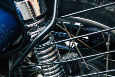 Pokhara Nepal 15 Ekim 2018 Royal Enfield motosiklet park Pokhara ana cadde öğleden sonra mavi görünümünü