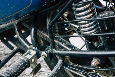 Pokhara Nepal 15 Ekim 2018 Royal Enfield motosiklet park Pokhara ana cadde öğleden sonra mavi görünümünü