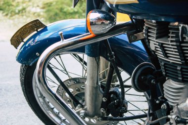 Pokhara Nepal 15 Ekim 2018 Royal Enfield motosiklet park Pokhara ana cadde öğleden sonra mavi görünümünü