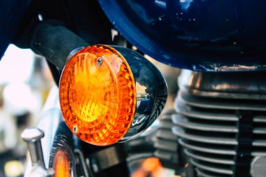 Pokhara Nepal 15 Ekim 2018 Royal Enfield motosiklet park Pokhara ana cadde öğleden sonra mavi görünümünü