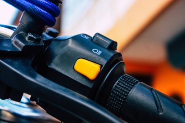 Pokhara Nepal 15 Ekim 2018 Royal Enfield motosiklet park Pokhara ana cadde öğleden sonra mavi görünümünü