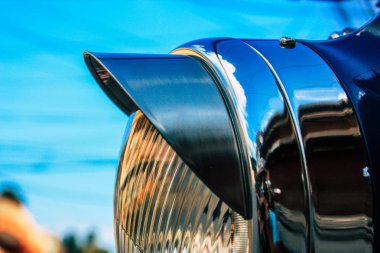 Pokhara Nepal 15 Ekim 2018 Royal Enfield motosiklet park Pokhara ana cadde öğleden sonra mavi görünümünü