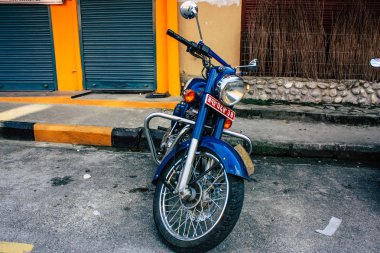 Pokhara Nepal 15 Ekim 2018 Royal Enfield motosiklet park Pokhara ana cadde öğleden sonra mavi görünümünü