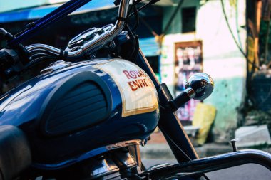 Pokhara Nepal 15 Ekim 2018 Royal Enfield motosiklet park Pokhara ana cadde öğleden sonra mavi görünümünü