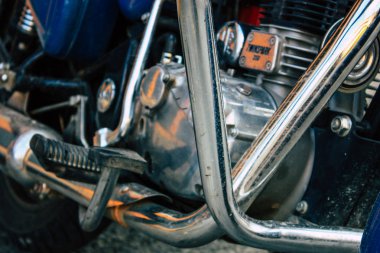 Pokhara Nepal 15 Ekim 2018 Royal Enfield motosiklet park Pokhara ana cadde öğleden sonra mavi görünümünü