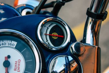 Pokhara Nepal 15 Ekim 2018 Royal Enfield motosiklet park Pokhara ana cadde öğleden sonra mavi görünümünü