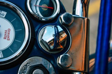 Pokhara Nepal 15 Ekim 2018 Royal Enfield motosiklet park Pokhara ana cadde öğleden sonra mavi görünümünü