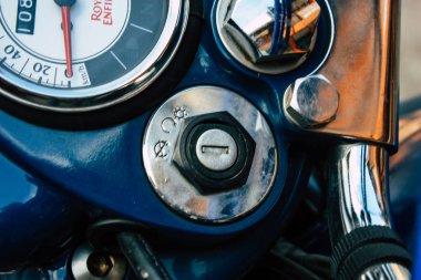 Pokhara Nepal 15 Ekim 2018 Royal Enfield motosiklet park Pokhara ana cadde öğleden sonra mavi görünümünü