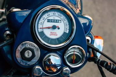 Pokhara Nepal 15 Ekim 2018 Royal Enfield motosiklet park Pokhara ana cadde öğleden sonra mavi görünümünü