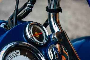 Pokhara Nepal 15 Ekim 2018 Royal Enfield motosiklet park Pokhara ana cadde öğleden sonra mavi görünümünü