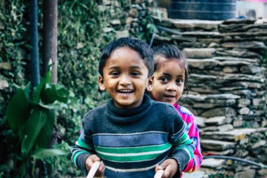 Bandipur Nepal 15 Ekim 2018 Closeup oynamak ve eğlenmek birlikte öğleden sonra Bandipur içinde küçük çocuklar