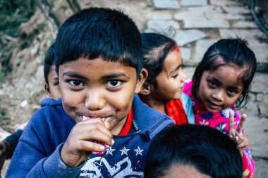 Bandipur Nepal 15 Ekim 2018 Closeup oynamak ve eğlenmek birlikte öğleden sonra Bandipur içinde küçük çocuklar