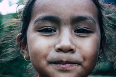 Bandipur Nepal 15 Ekim 2018 Closeup oynamak ve eğlenmek birlikte öğleden sonra Bandipur içinde küçük çocuklar